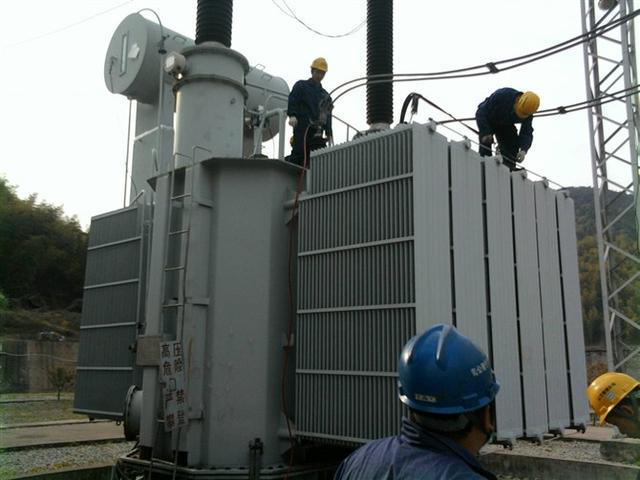 作業(yè)人員安全保護繩系在安全水平保護繩上，確保在變壓器本體上移動始終不會失去保護。