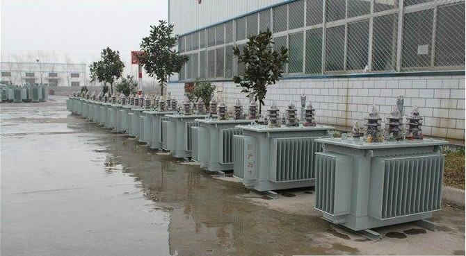 油浸式變壓器的保養(yǎng)如何去做？預防滲漏油：油浸式變壓器在油箱內充滿變壓器油，裝配中依靠緊固件對耐油橡膠元件加壓而密封。